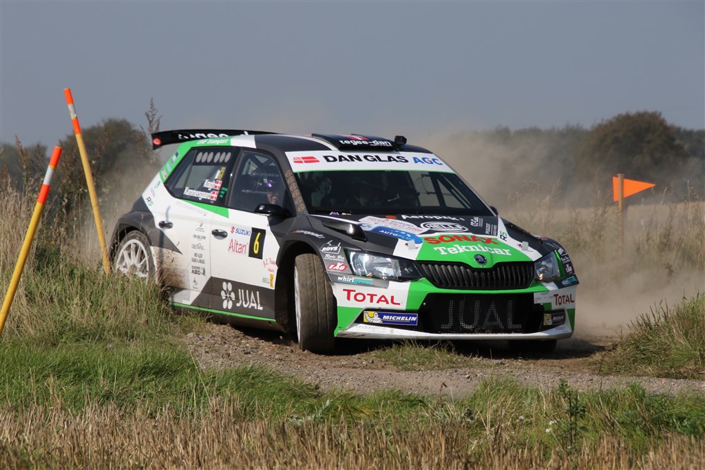 Ib Kragh og Ditte Kammersgaard fanget under grusprøven ved Suzuki Rally Sorø.
(Foto: Allan Christiansen)